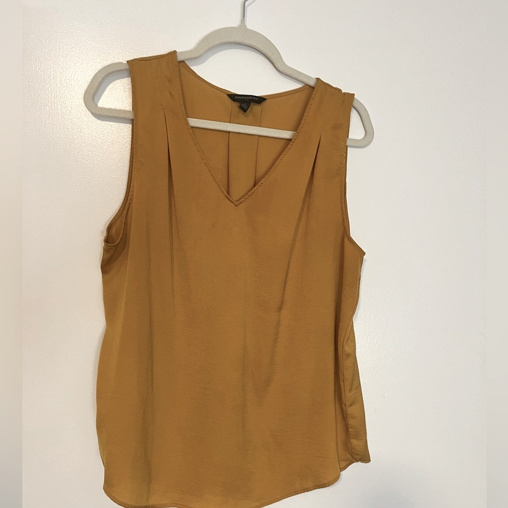 Banana Republic Factory women’s tank. Gold. Size L. Used. Non smoking home.